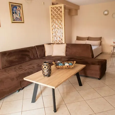 Garden Apartment *